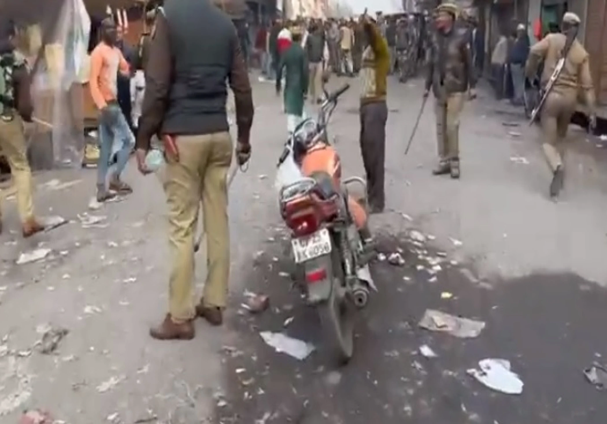 Bareilly Violence: Stones were thrown in Bareilly's Shamat Ganj Market, Multiple Injured Bareilly Violence: Stones were thrown in Bareilly's Shamat Ganj Market, Multiple Injured